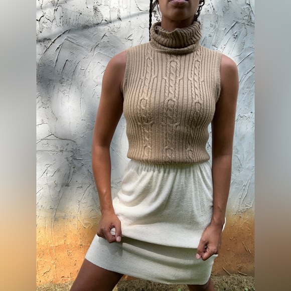 Beige sleeveless turtleneck - Picture 3 of 7